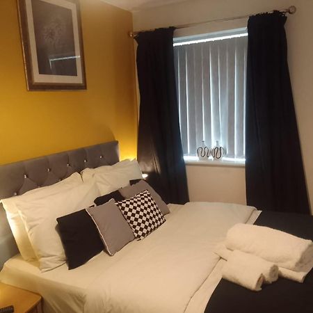 Ideal Home & Cottage Inviting 4 Bedroom Apartments Уолсал Екстериор снимка