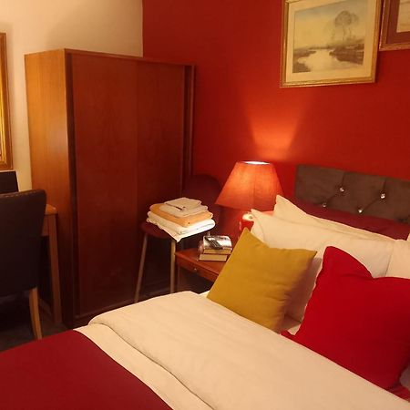 Ideal Home & Cottage Inviting 4 Bedroom Apartments Уолсал Екстериор снимка