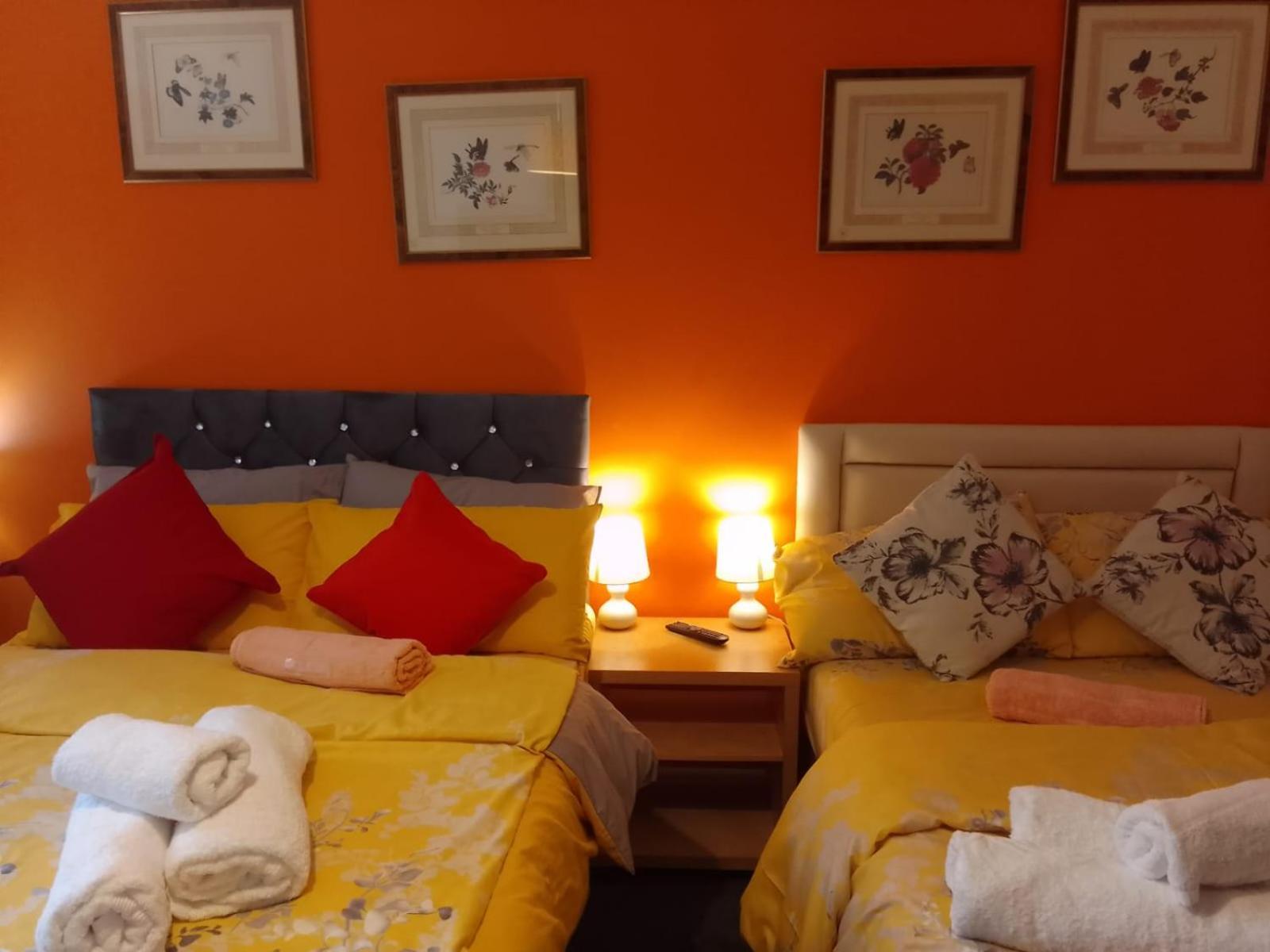 Ideal Home & Cottage Inviting 4 Bedroom Apartments Уолсал Екстериор снимка
