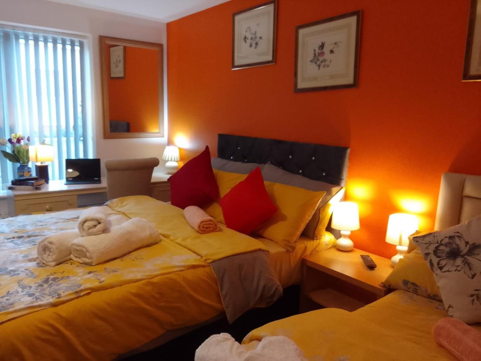 Ideal Home & Cottage Inviting 4 Bedroom Apartments Уолсал Екстериор снимка