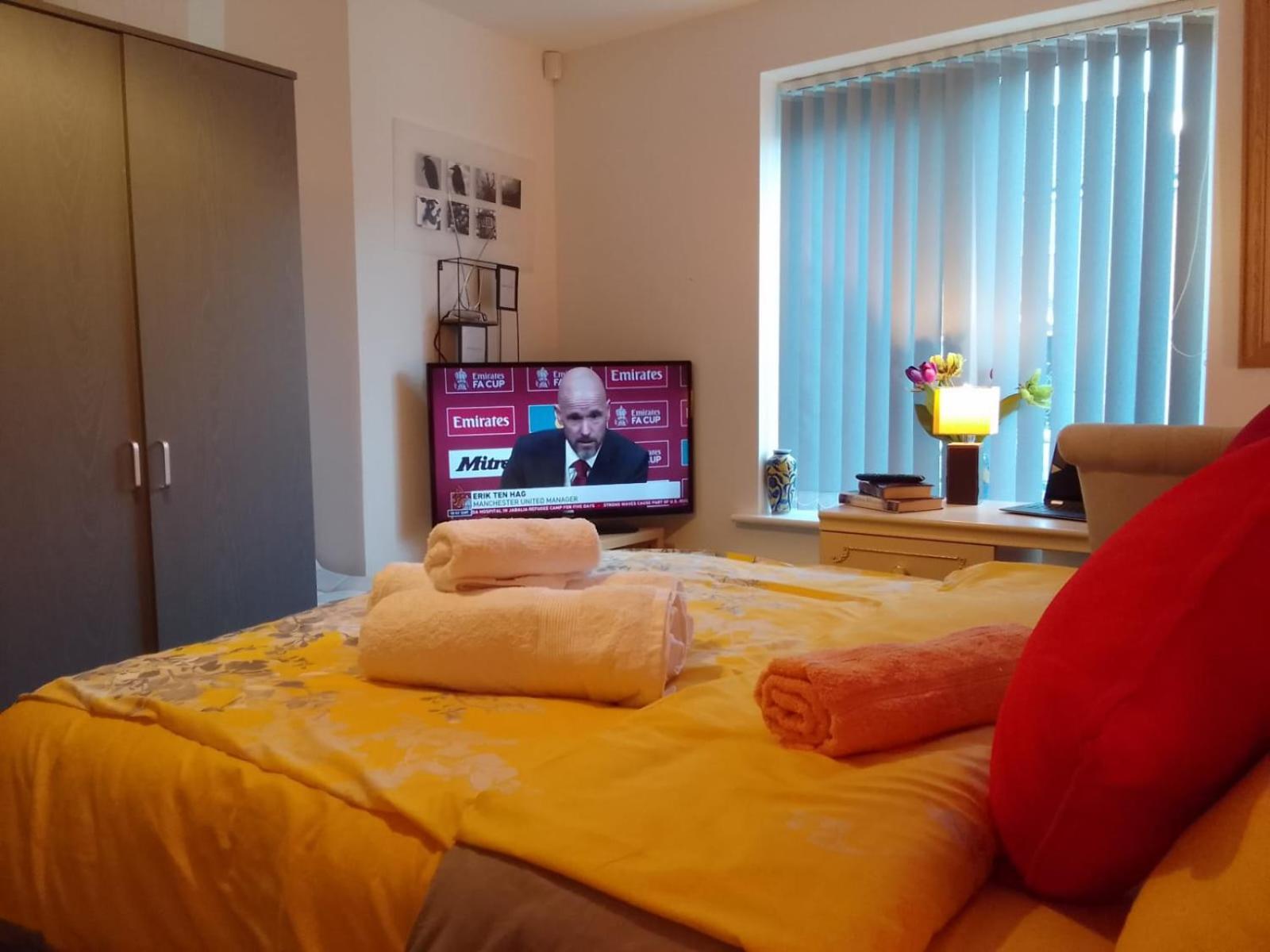 Ideal Home & Cottage Inviting 4 Bedroom Apartments Уолсал Екстериор снимка
