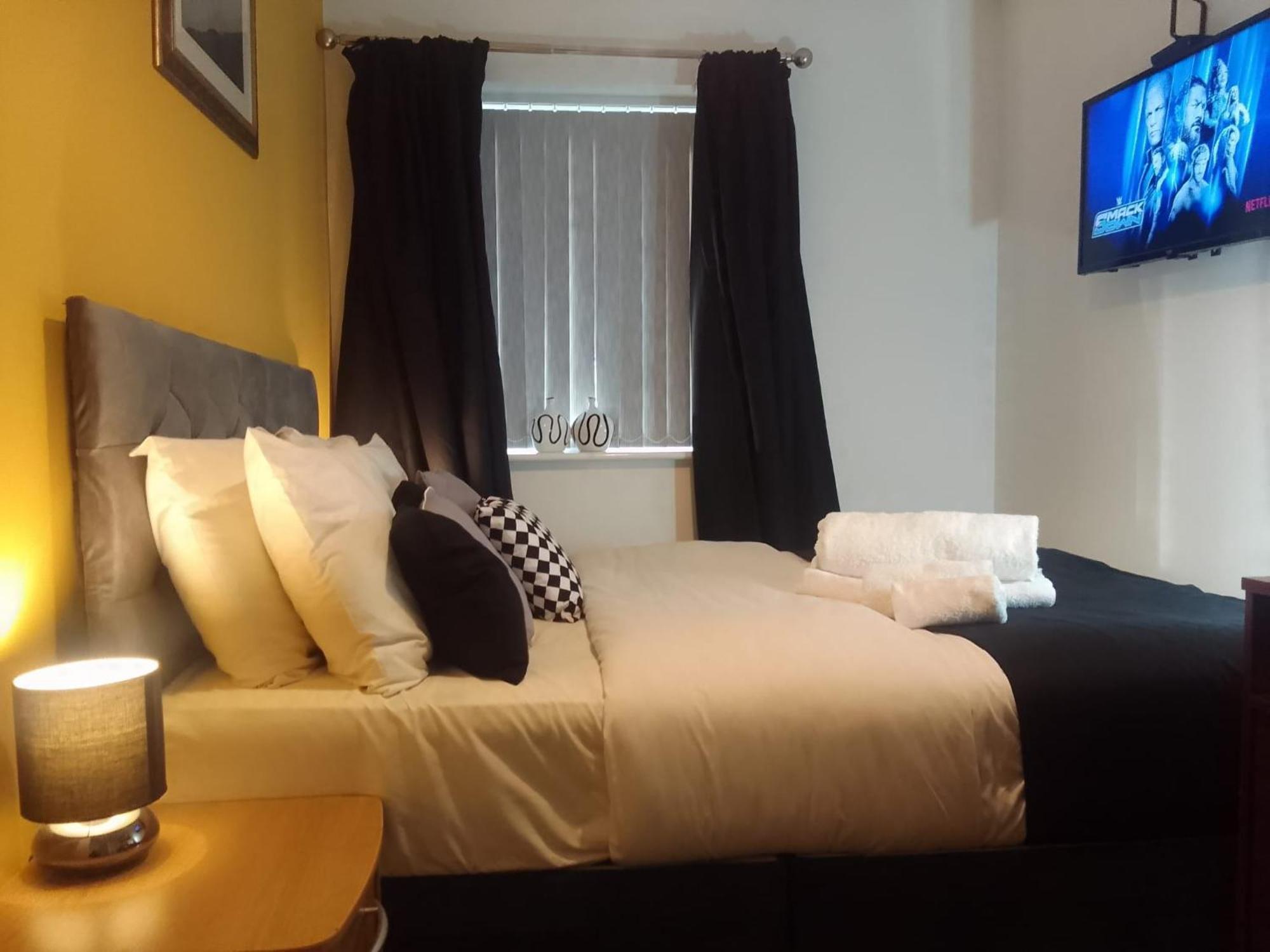 Ideal Home & Cottage Inviting 4 Bedroom Apartments Уолсал Екстериор снимка