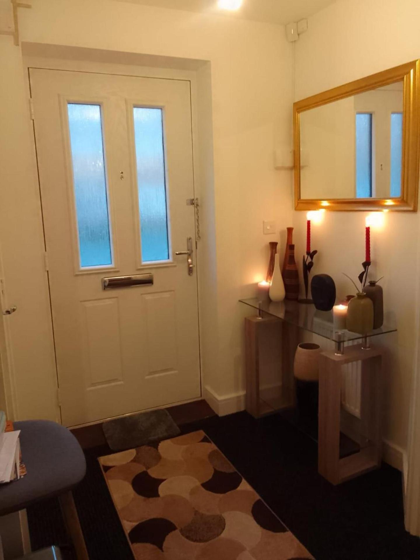 Ideal Home & Cottage Inviting 4 Bedroom Apartments Уолсал Екстериор снимка