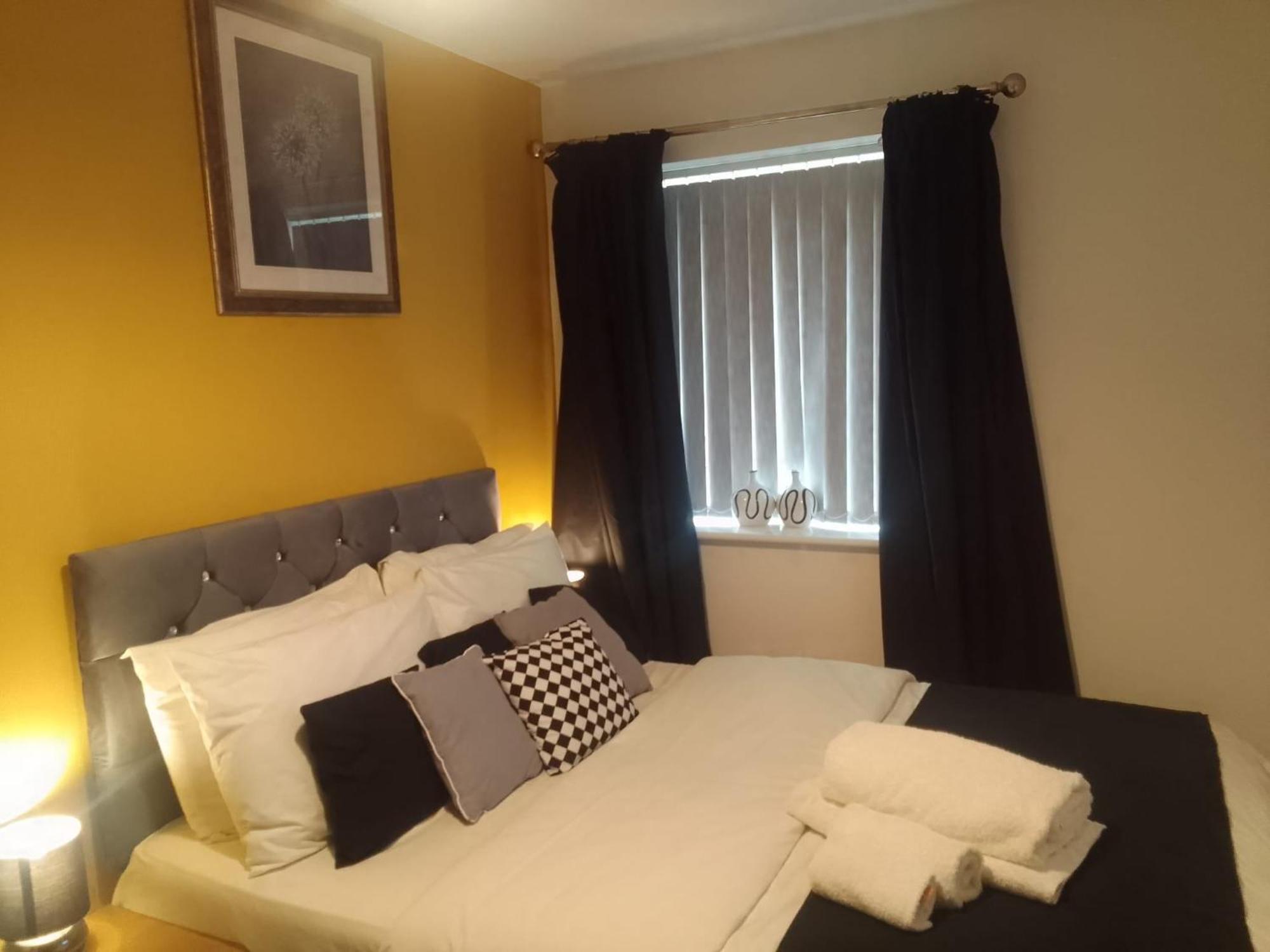 Ideal Home & Cottage Inviting 4 Bedroom Apartments Уолсал Екстериор снимка