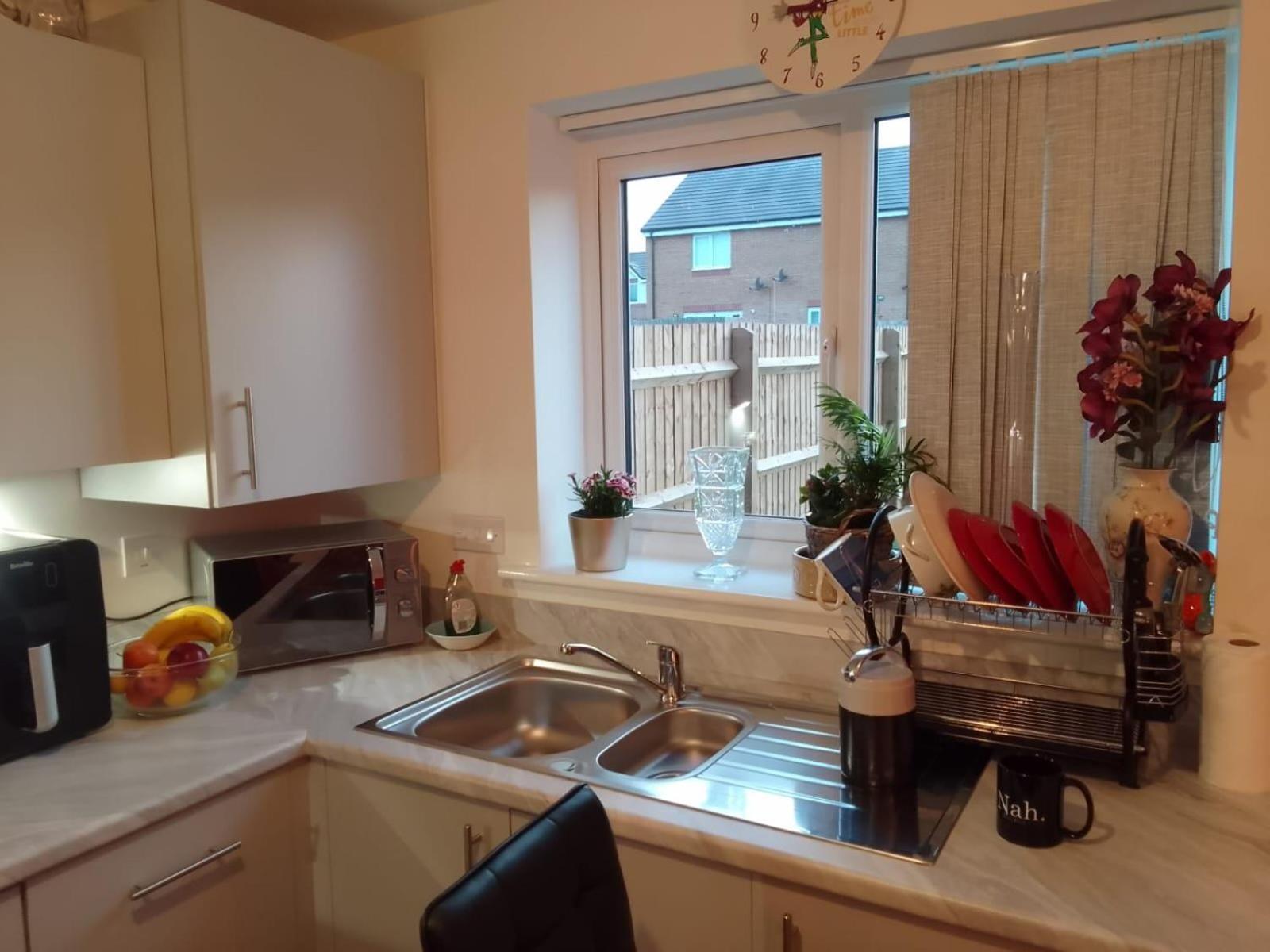 Ideal Home & Cottage Inviting 4 Bedroom Apartments Уолсал Екстериор снимка
