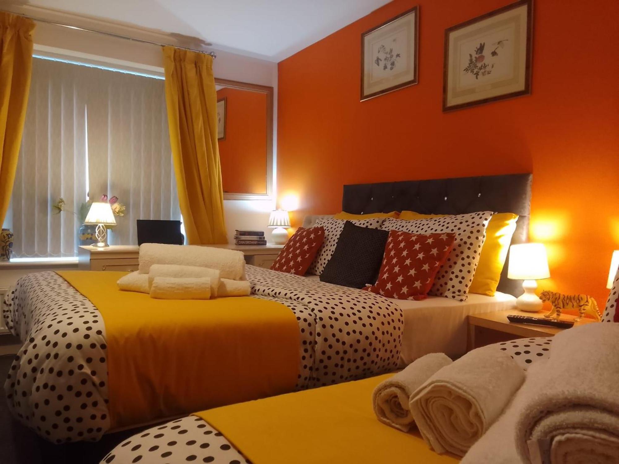 Ideal Home & Cottage Inviting 4 Bedroom Apartments Уолсал Екстериор снимка