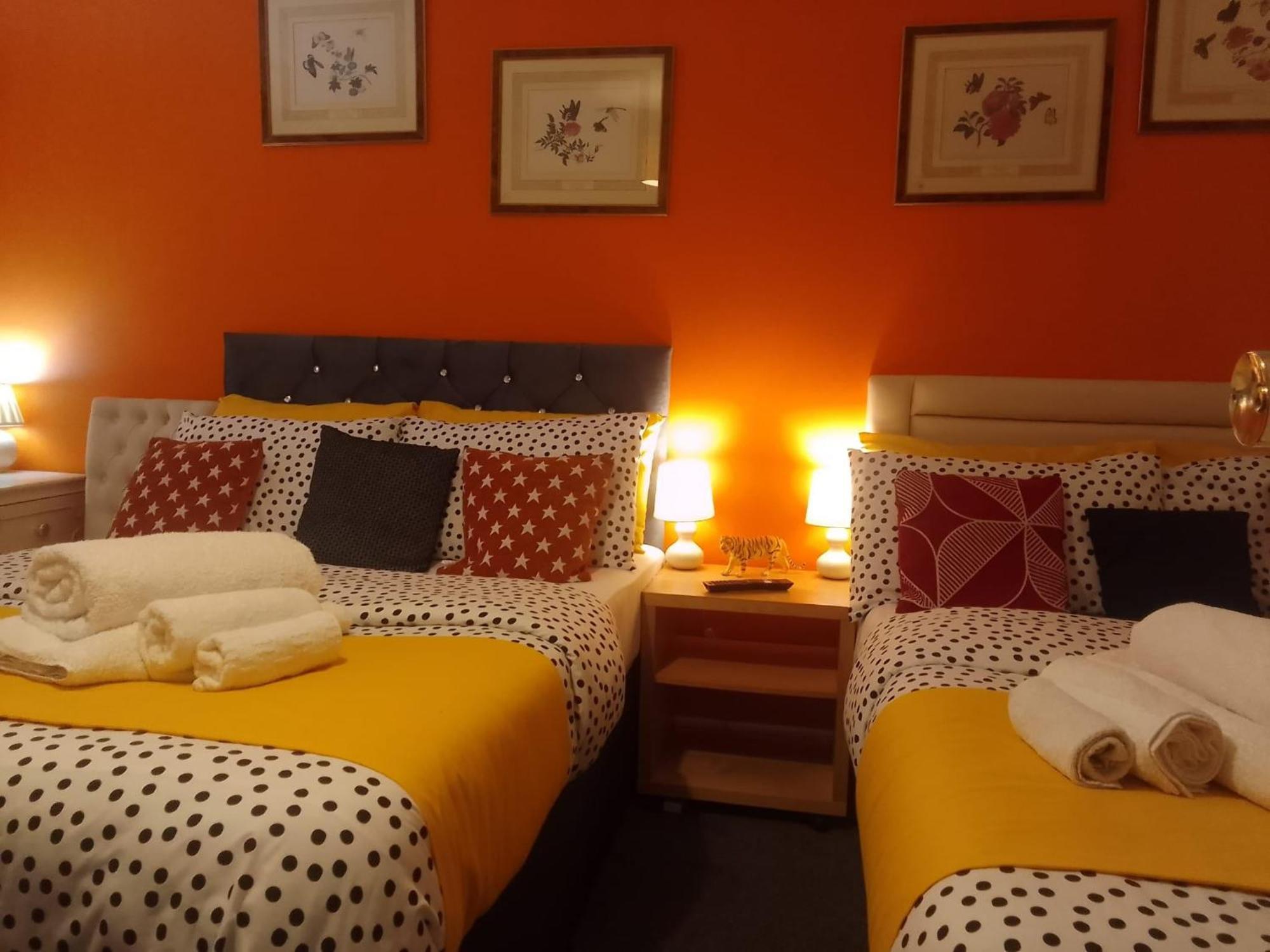 Ideal Home & Cottage Inviting 4 Bedroom Apartments Уолсал Екстериор снимка