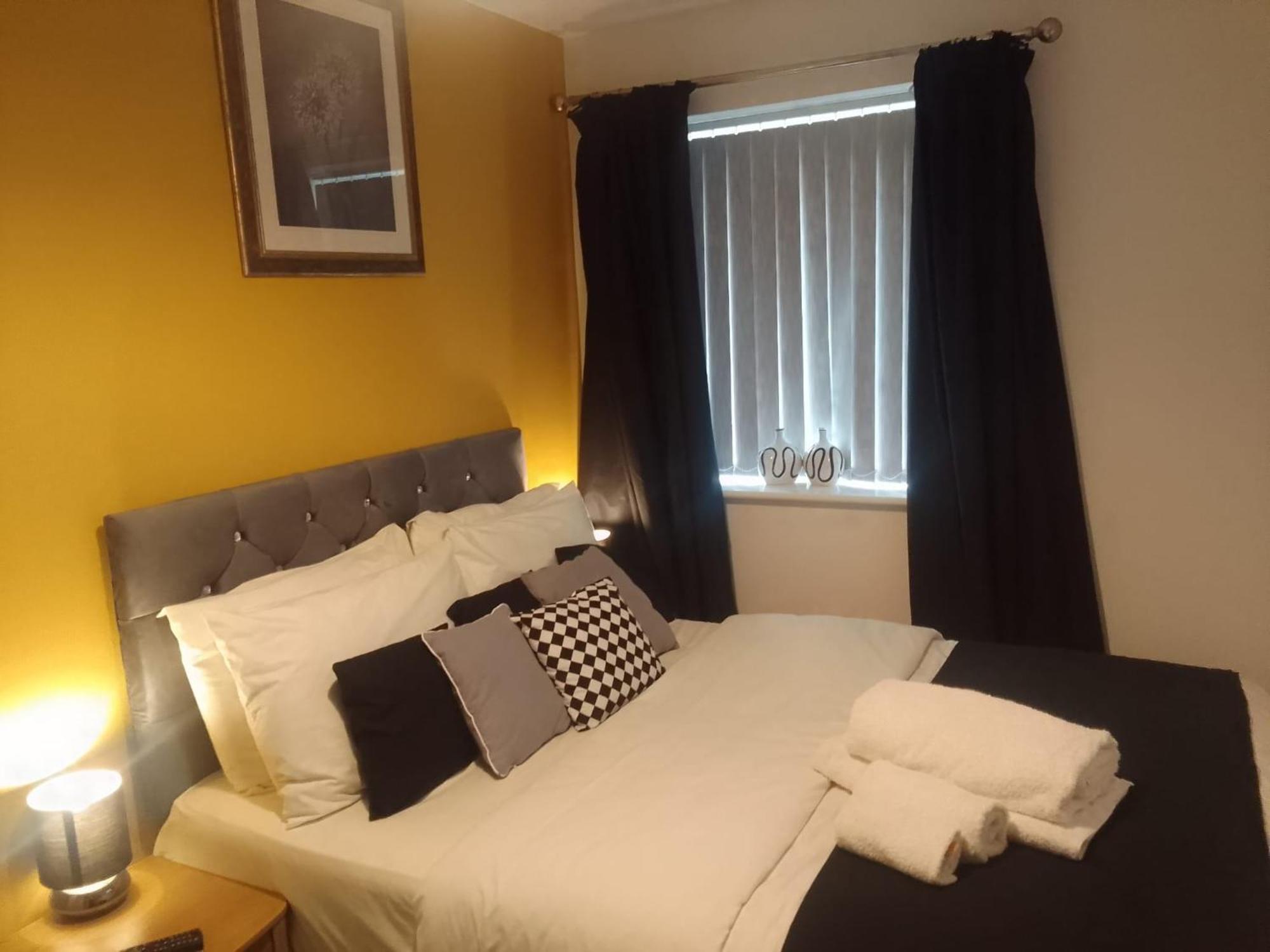 Ideal Home & Cottage Inviting 4 Bedroom Apartments Уолсал Екстериор снимка