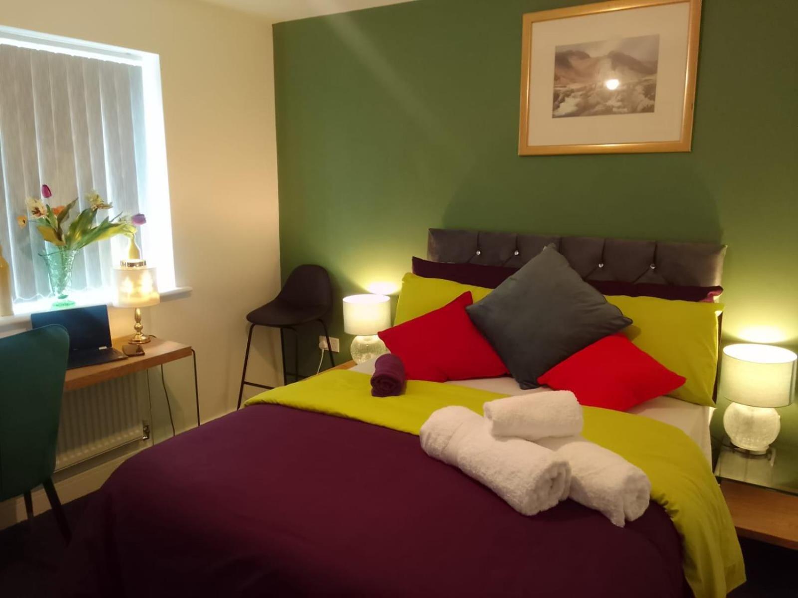 Ideal Home & Cottage Inviting 4 Bedroom Apartments Уолсал Екстериор снимка