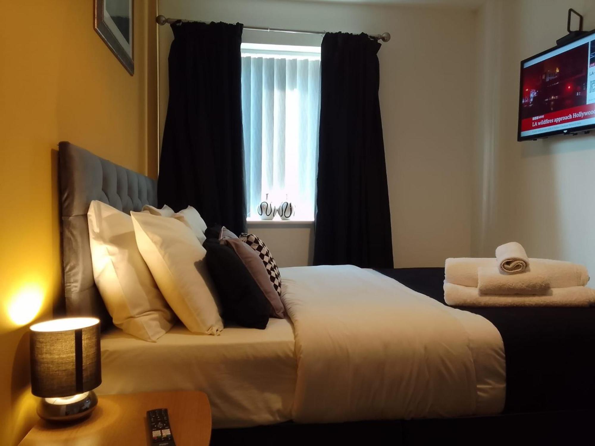 Ideal Home & Cottage Inviting 4 Bedroom Apartments Уолсал Екстериор снимка