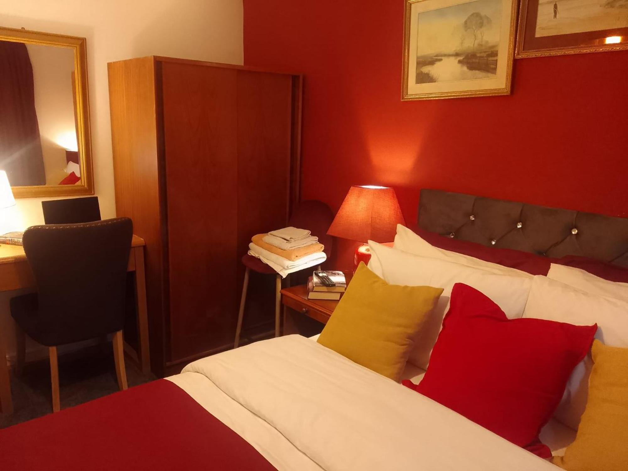 Ideal Home & Cottage Inviting 4 Bedroom Apartments Уолсал Екстериор снимка